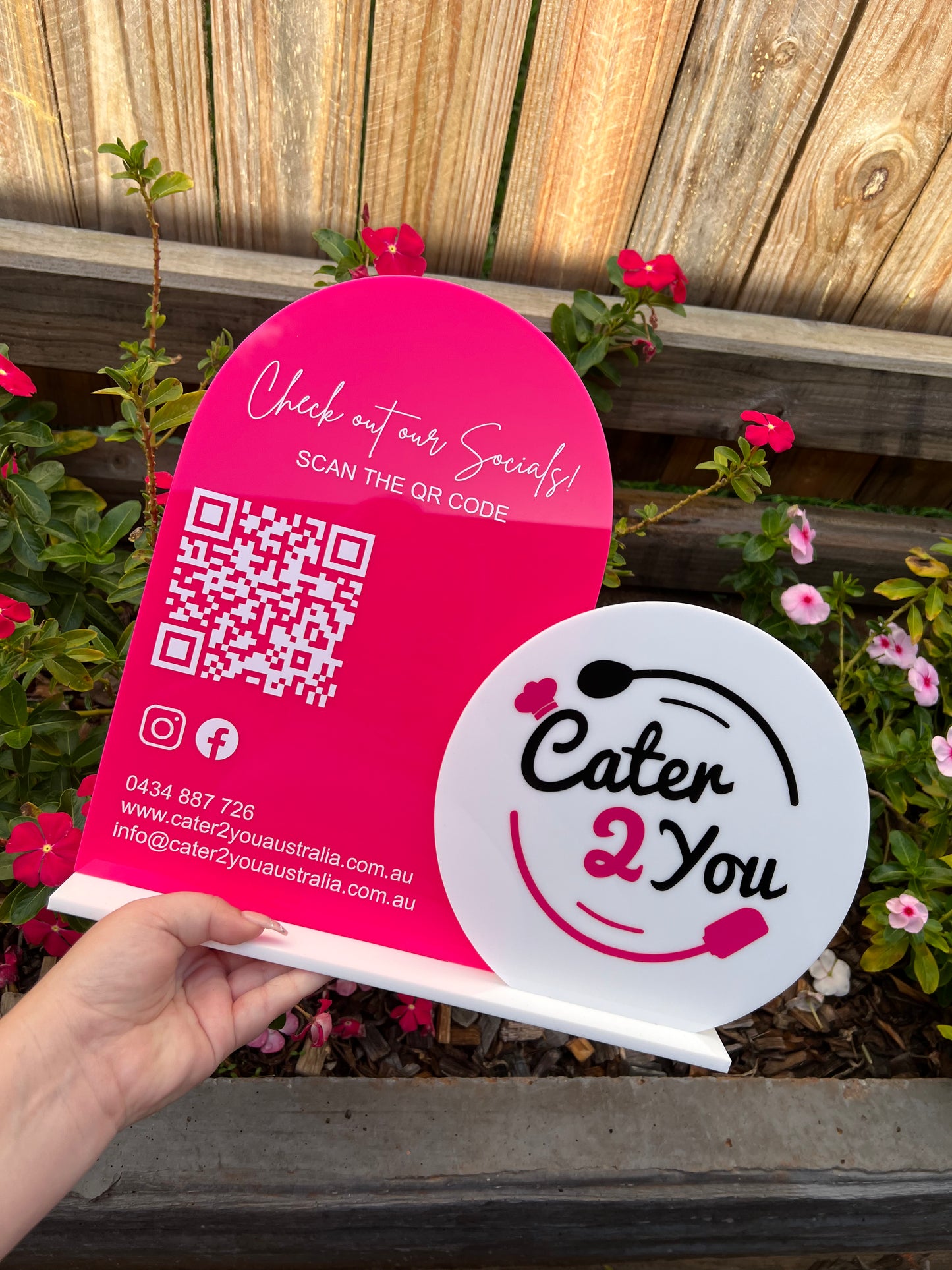 Hot Pink A4 Arch + White Vinyl Wording | White Acrylic 20cm Circle + Hot Pink/Black Vinyl Wording | White Acrylic Stand